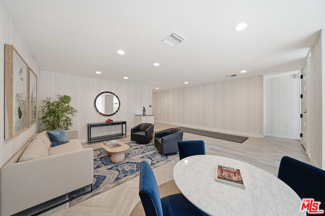 141 S Linden Dr Unit: 206