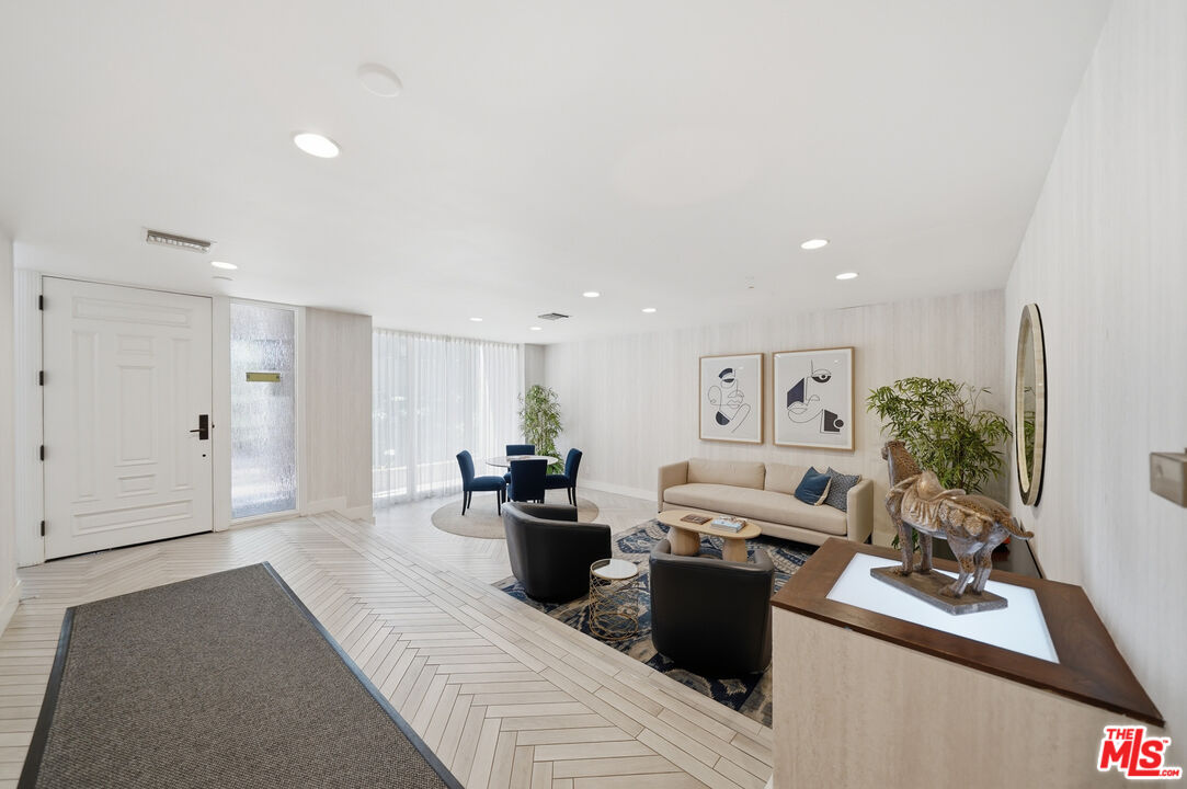 141 S Linden Dr Unit: 206