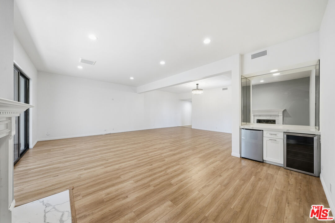 141 S Linden Dr Unit: 206