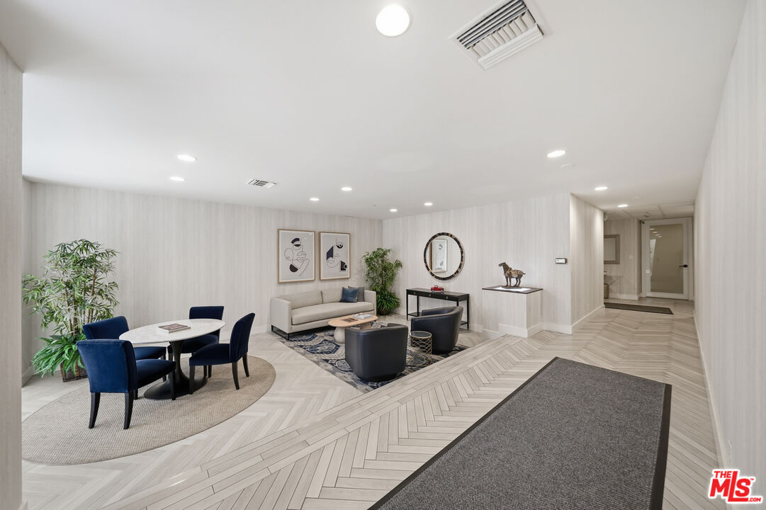 141 S Linden Dr Unit: 206