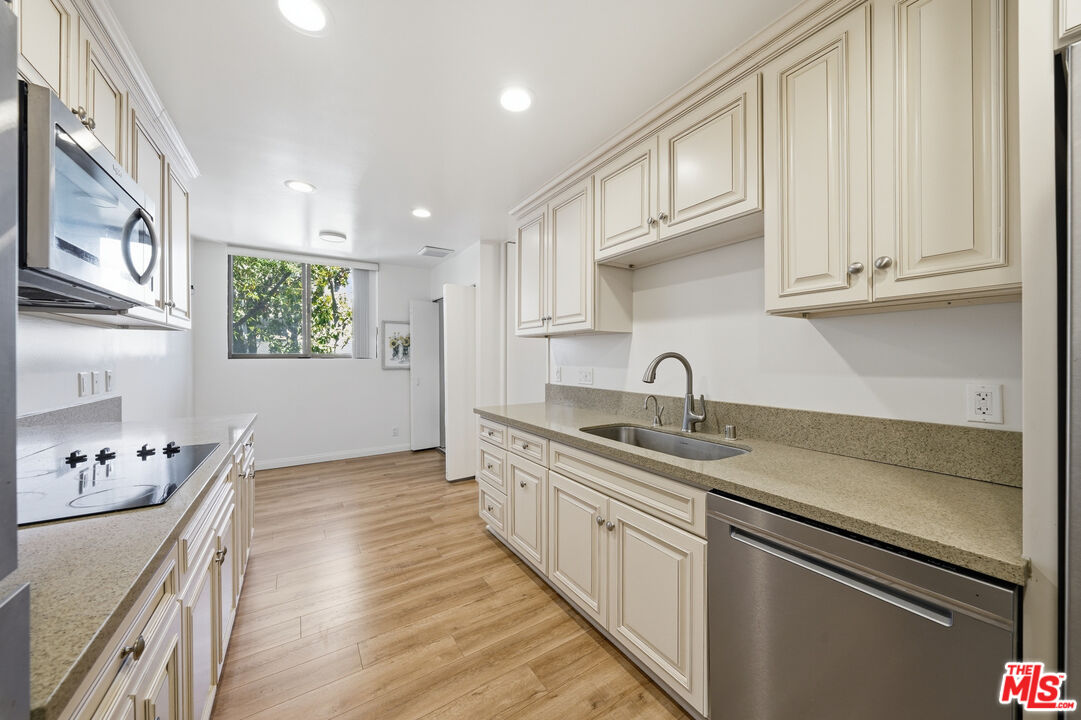 141 S Linden Dr Unit: 206