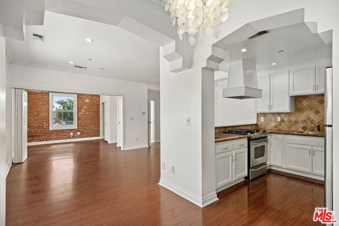1236 N Flores St Unit: 207