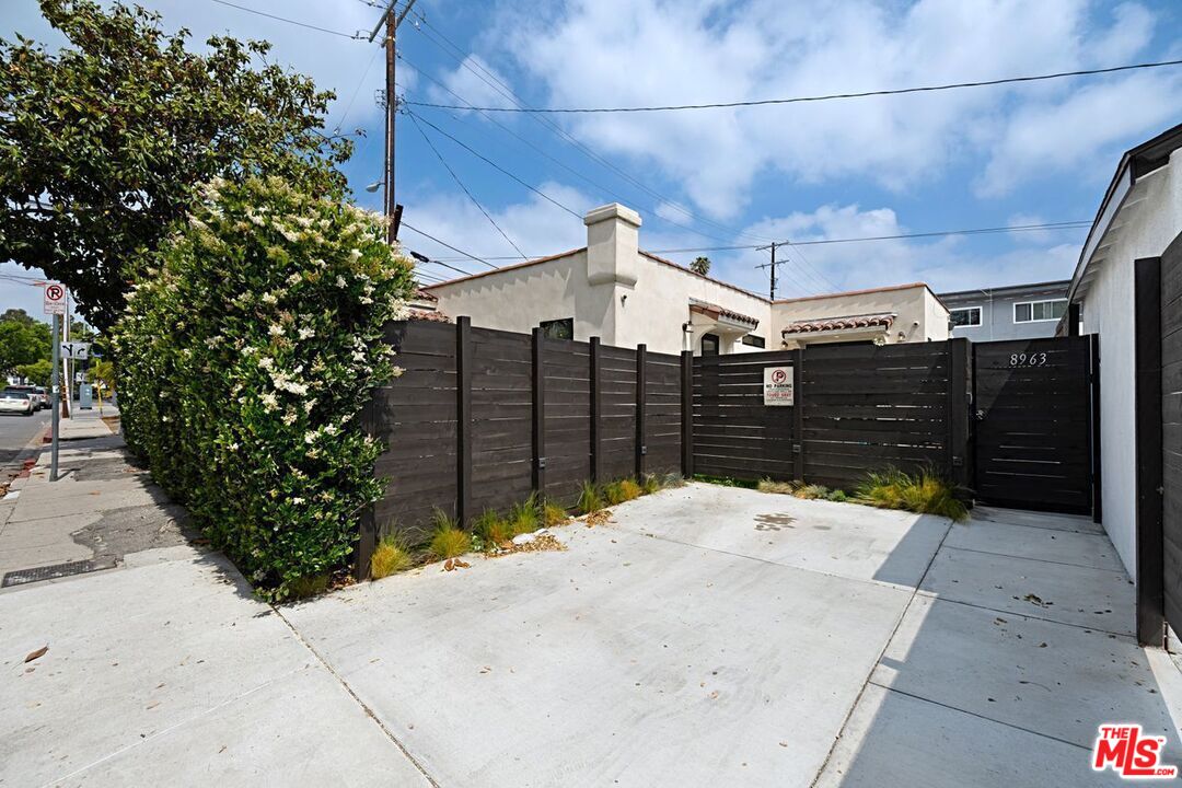 8963 Cadillac Ave