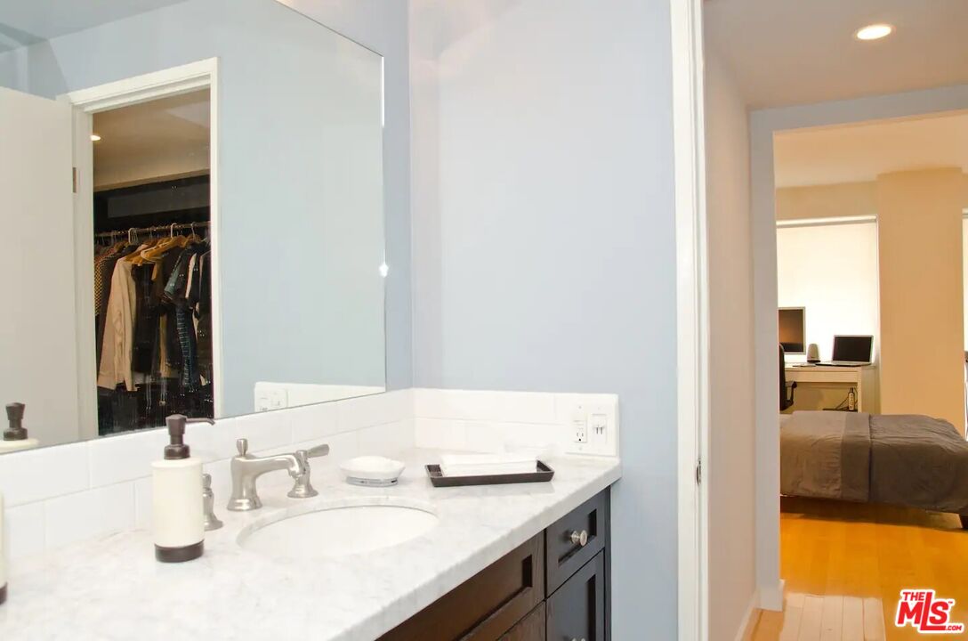 7135 Hollywood Blvd Unit: 203