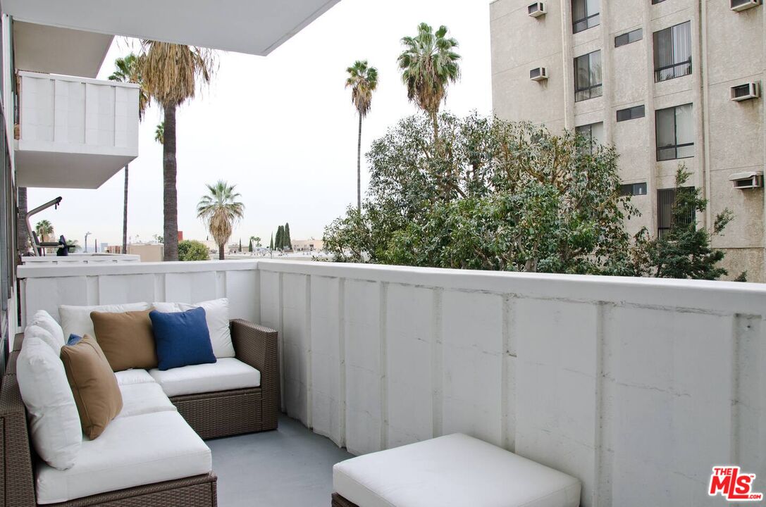 7135 Hollywood Blvd Unit: 203
