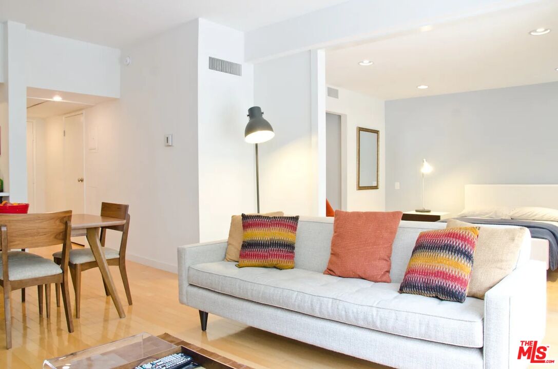7135 Hollywood Blvd Unit: 203