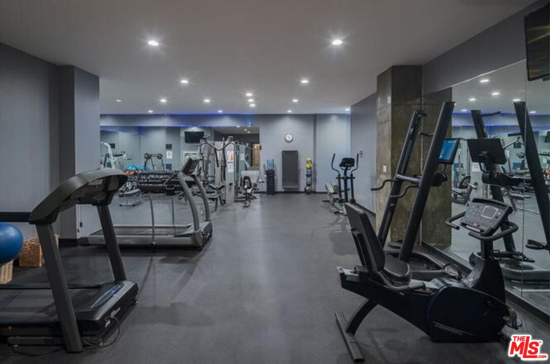 7135 Hollywood Blvd Unit: 203
