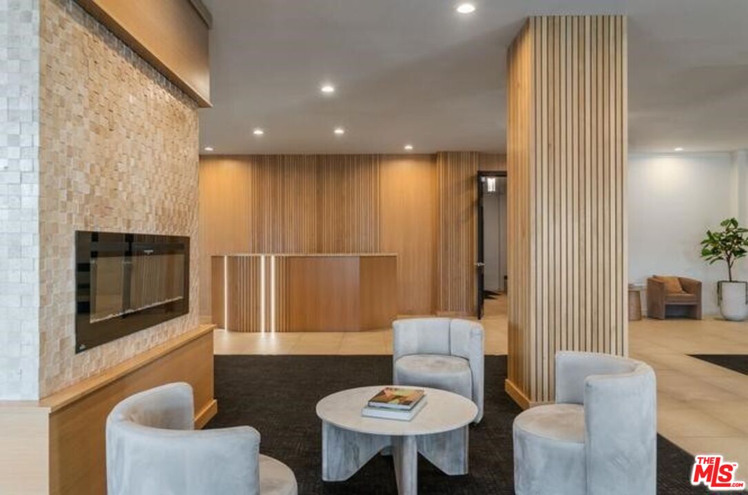 7135 Hollywood Blvd Unit: 203