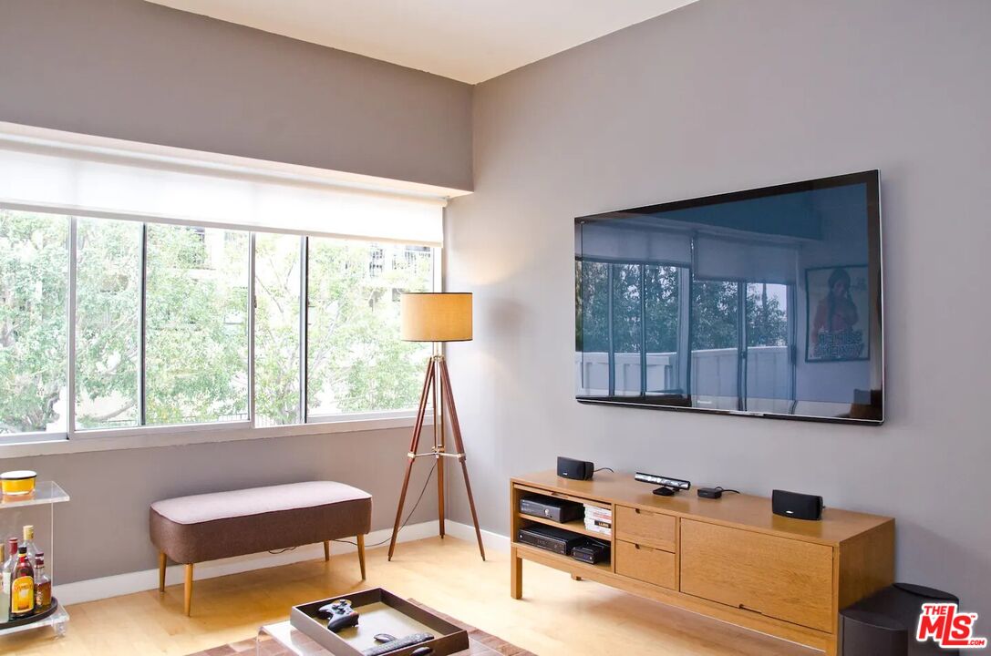 7135 Hollywood Blvd Unit: 203