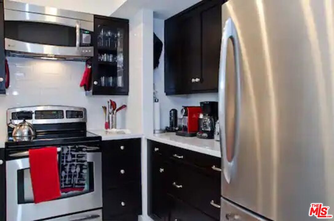 7135 Hollywood Blvd Unit: 203