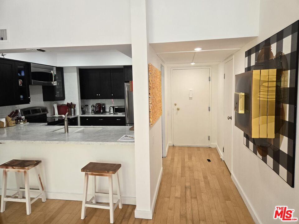 7135 Hollywood Blvd Unit: 203