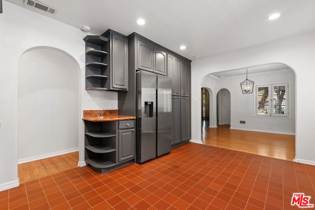 2030 Kelton Ave