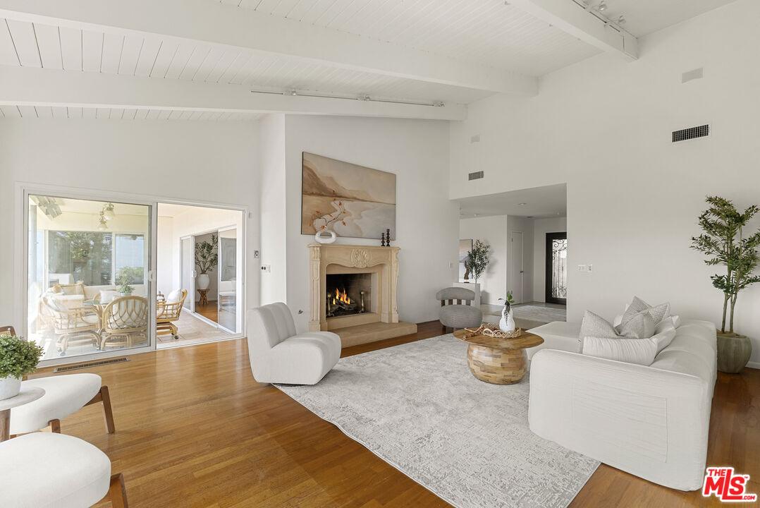 7132 Macapa Dr