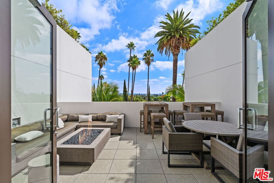 447 N Doheny Dr Unit: 102
