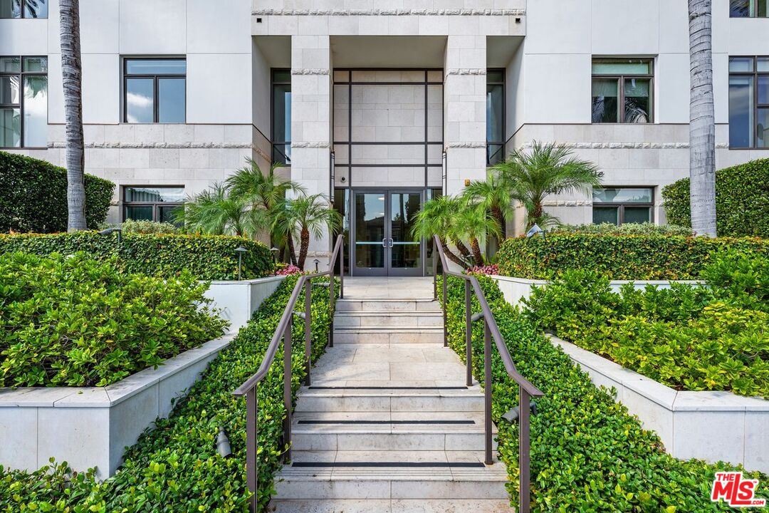 447 N Doheny Dr Unit: 102