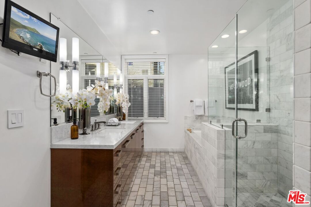 447 N Doheny Dr Unit: 102