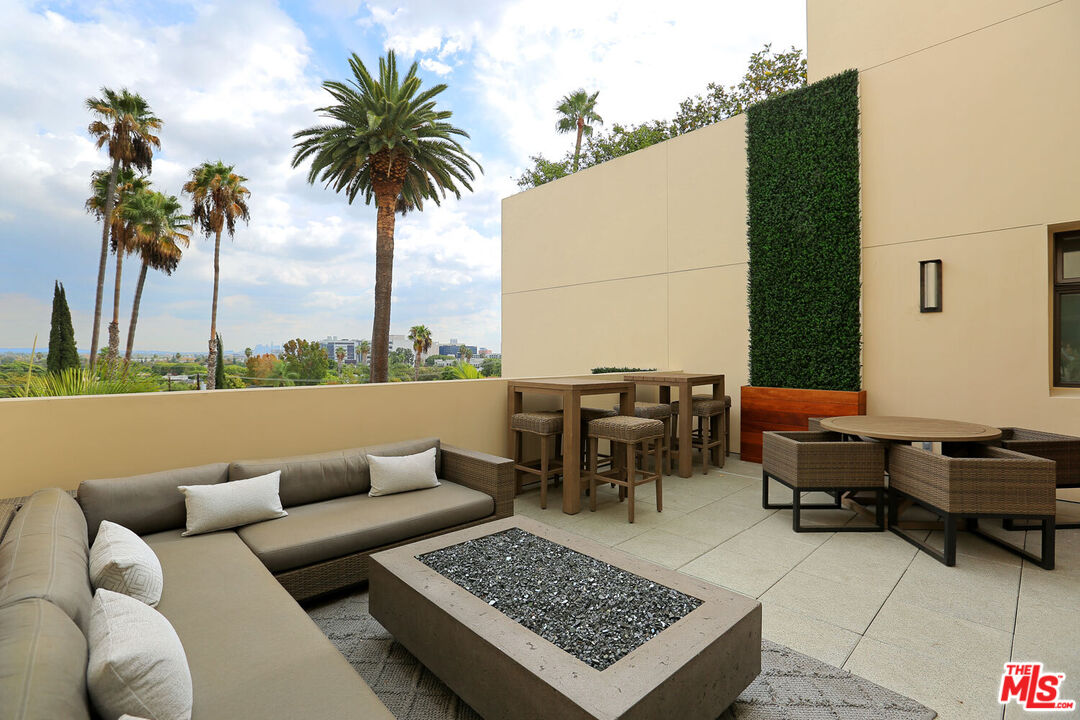 447 N Doheny Dr Unit: 102