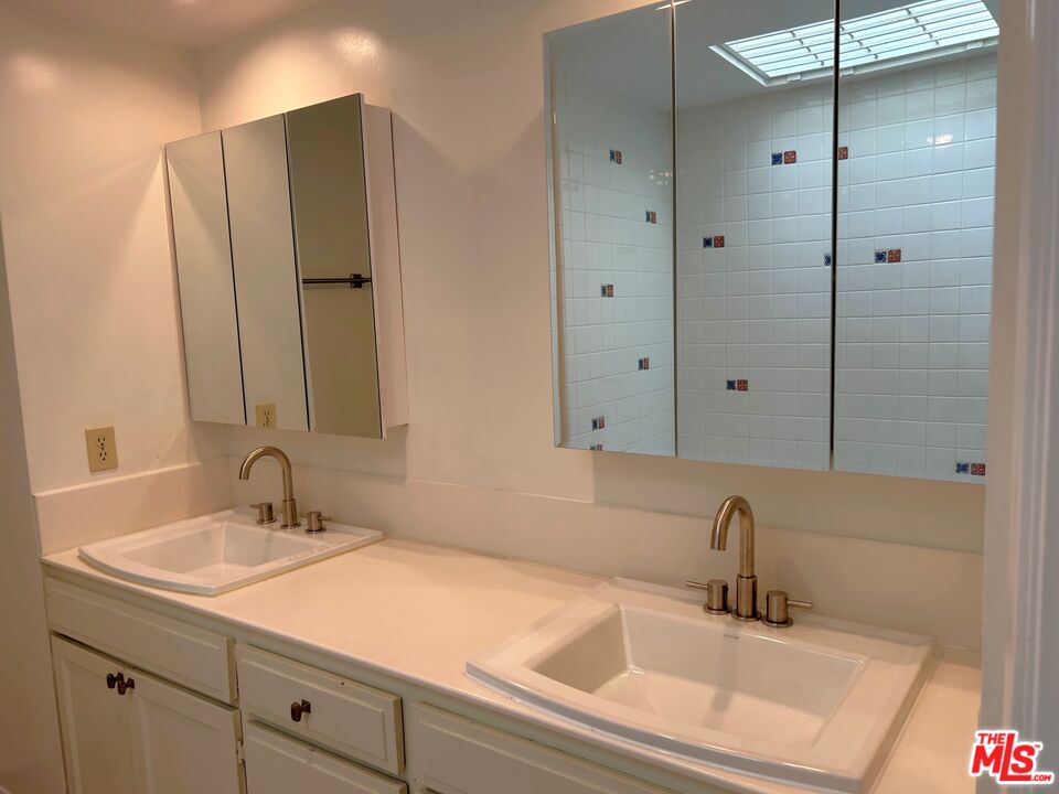 1375 Kelton Ave Unit: 404