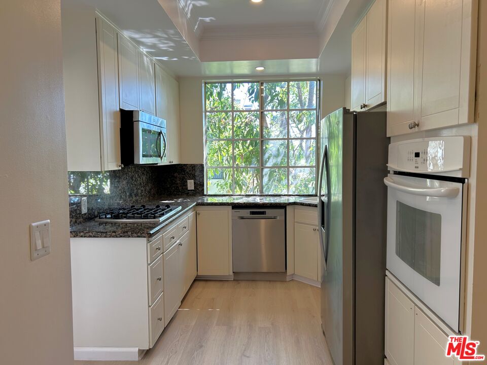 1375 Kelton Ave Unit: 404