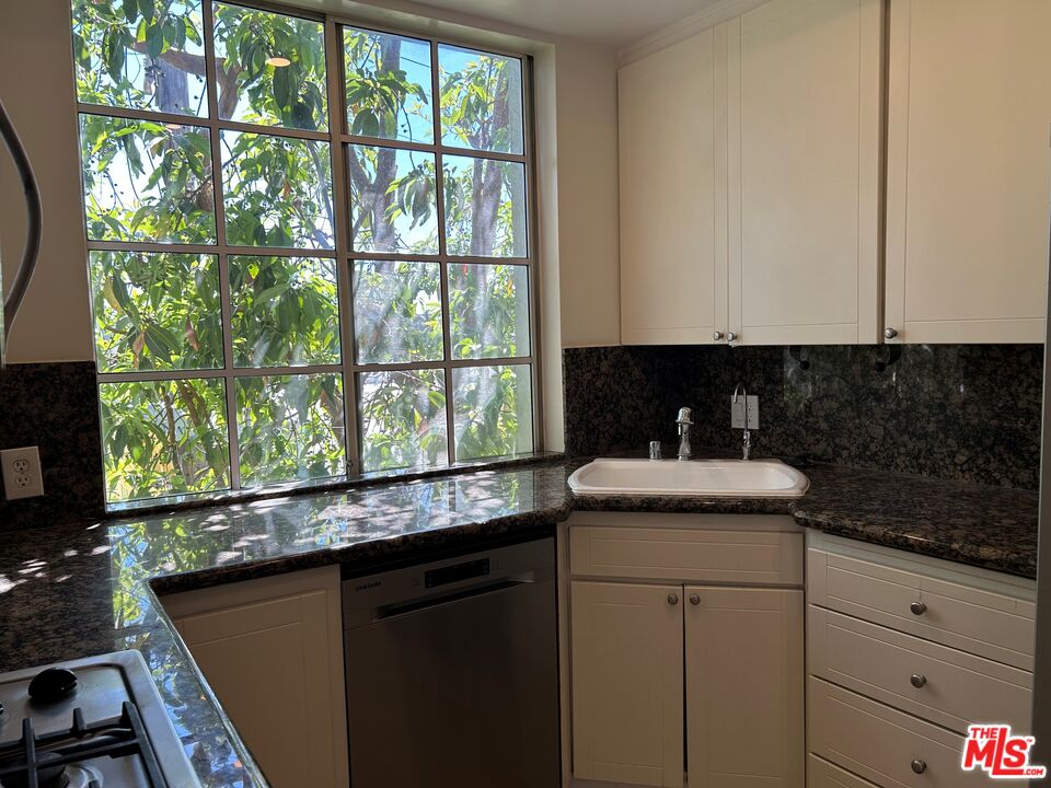 1375 Kelton Ave Unit: 404