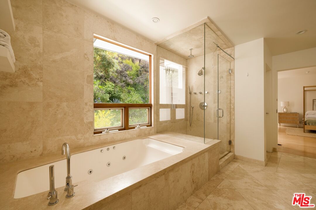 3600 Mandeville Canyon Rd