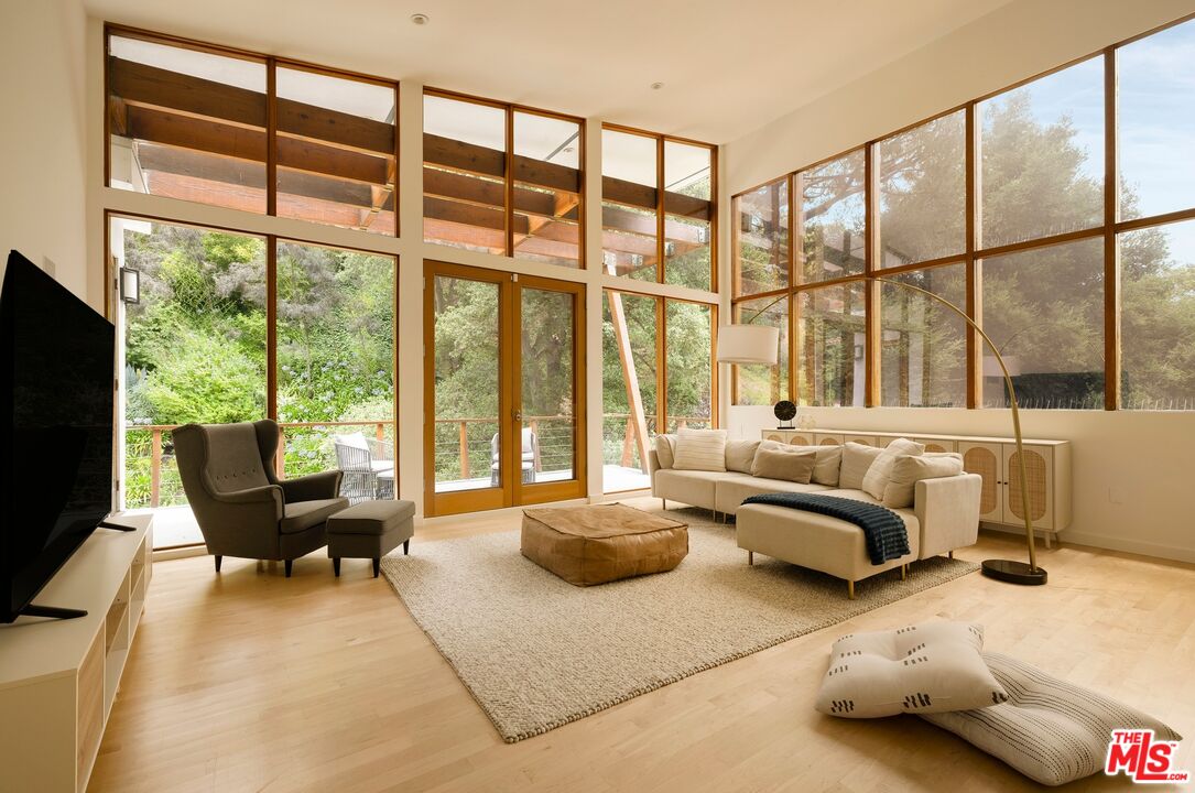 3600 Mandeville Canyon Rd