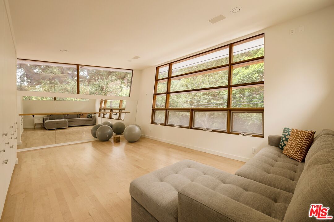 3600 Mandeville Canyon Rd