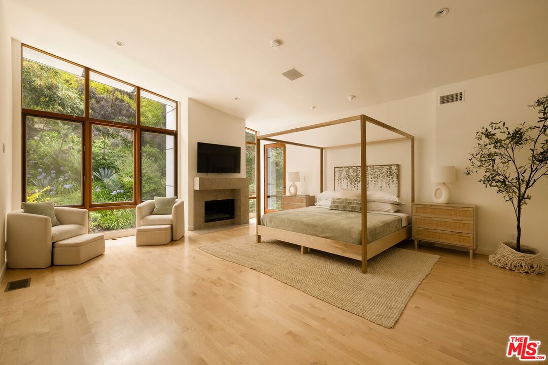 3600 Mandeville Canyon Rd