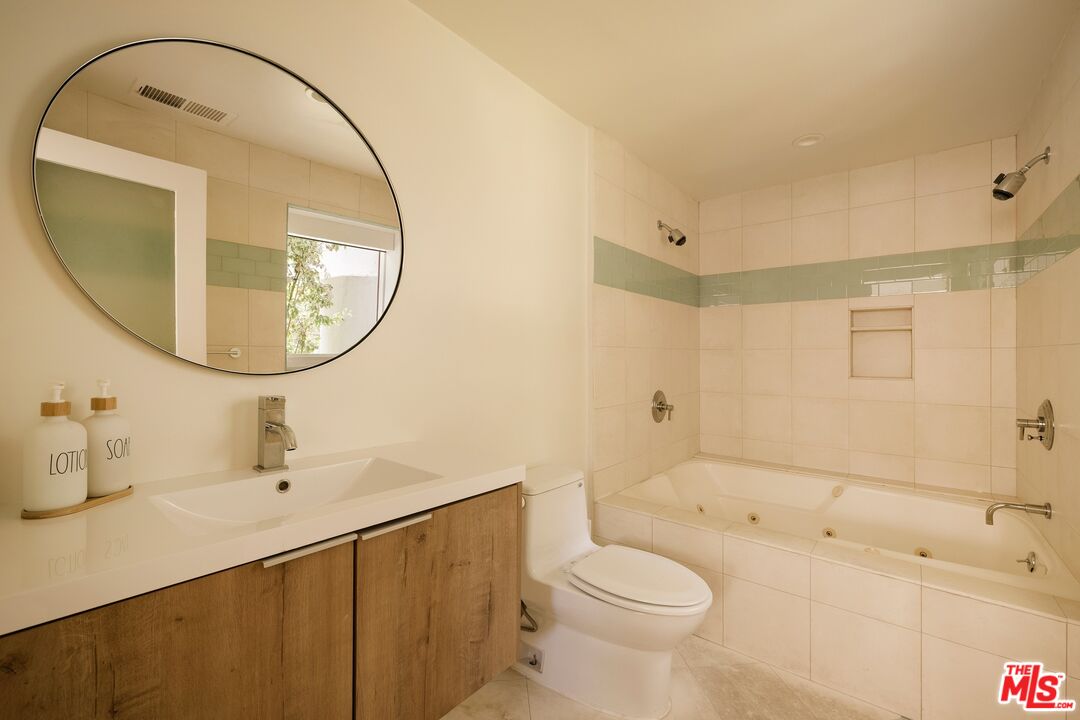 3600 Mandeville Canyon Rd