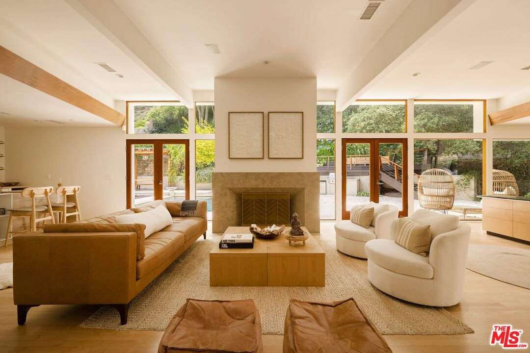 3600 Mandeville Canyon Rd