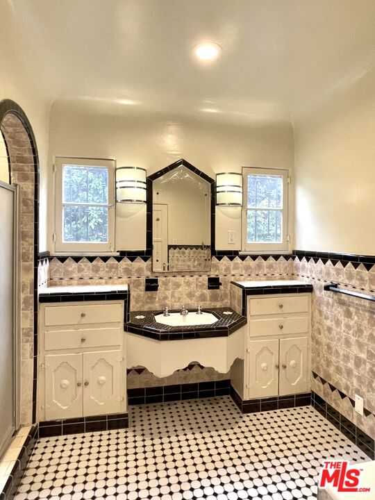 203 N Doheny Dr