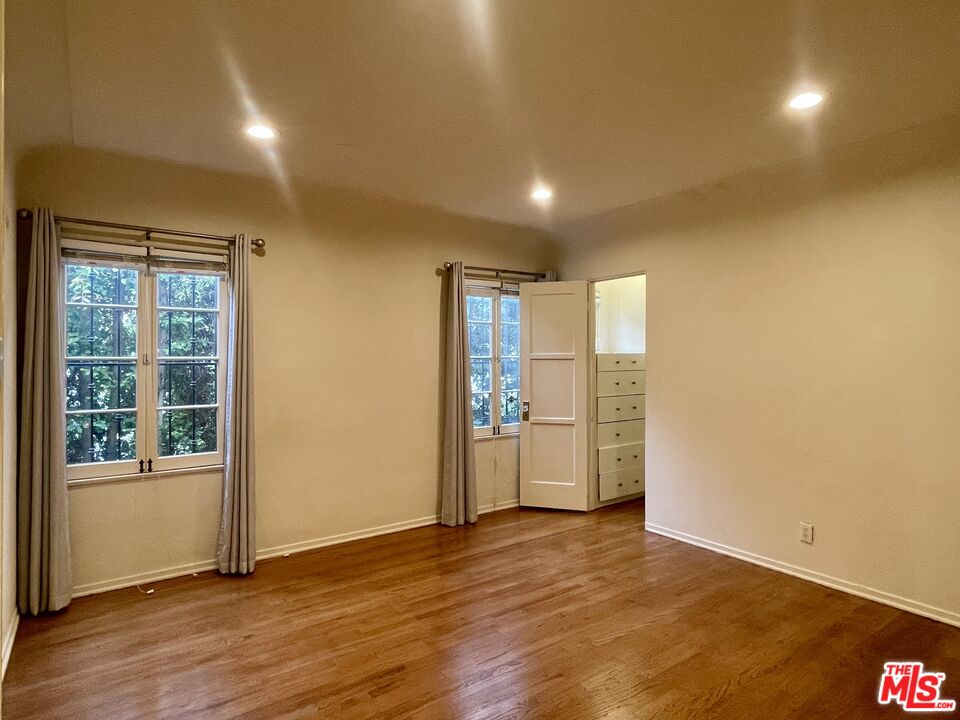203 N Doheny Dr