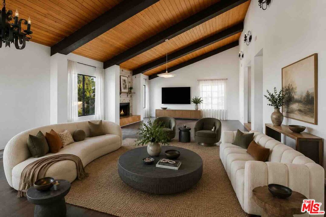 4912 Llano Dr