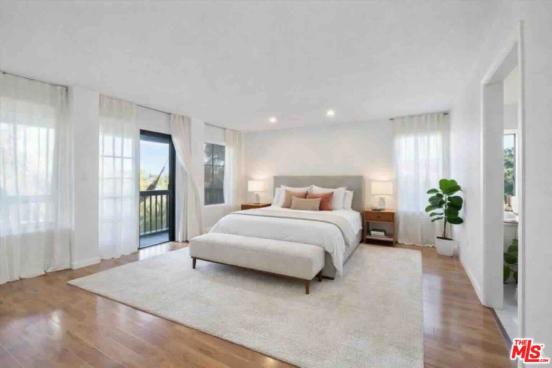4912 Llano Dr