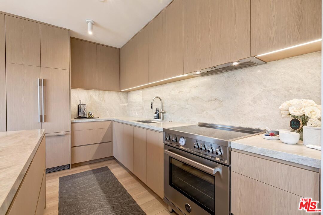 999 N Doheny Dr Unit: 601