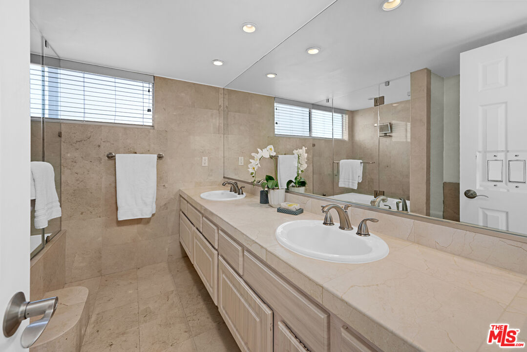 723 Westmount Dr Unit: 305