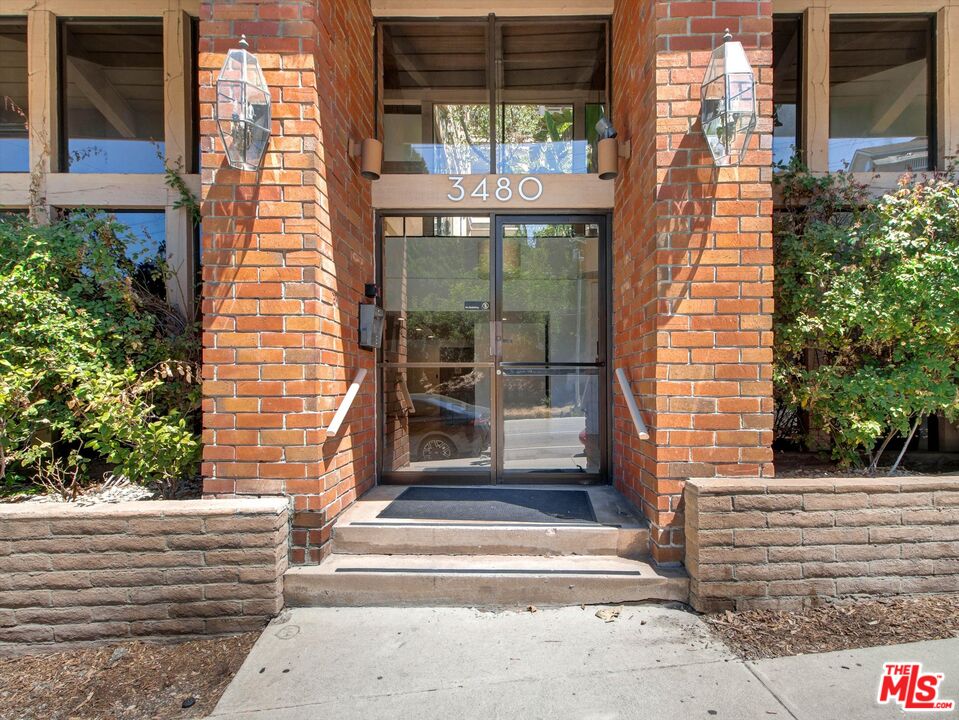 3480 Barham Blvd Unit: 325