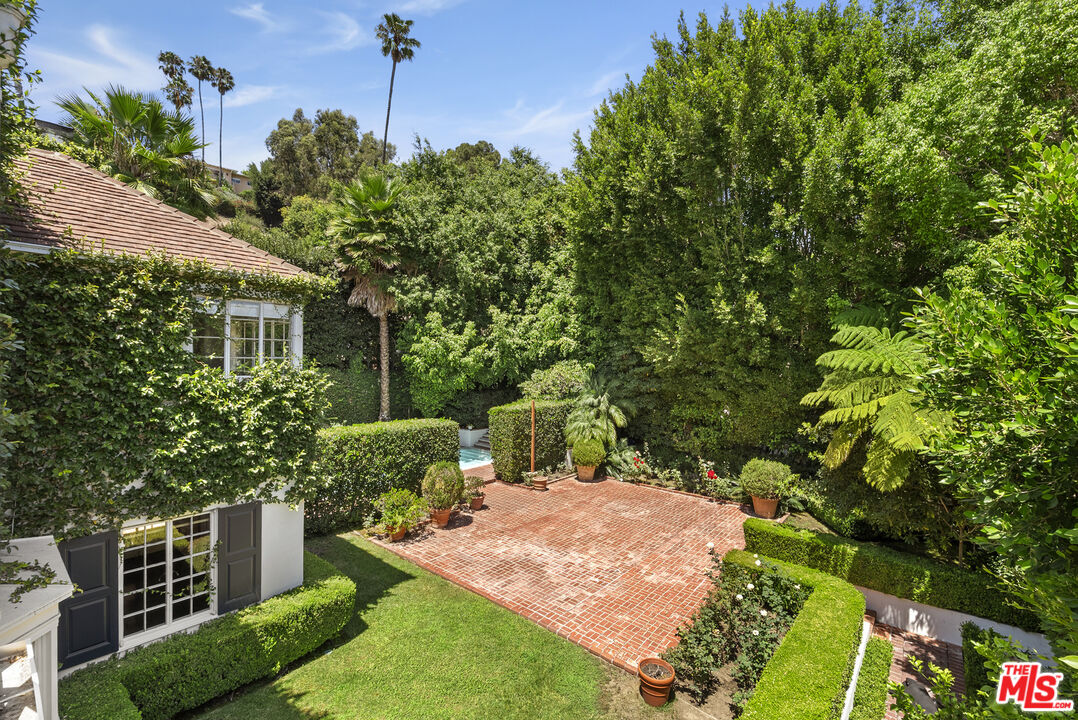 1910 Outpost Dr