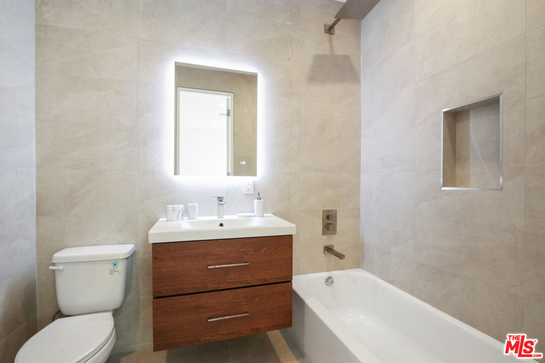 424 N Gardner St Unit: 1/2