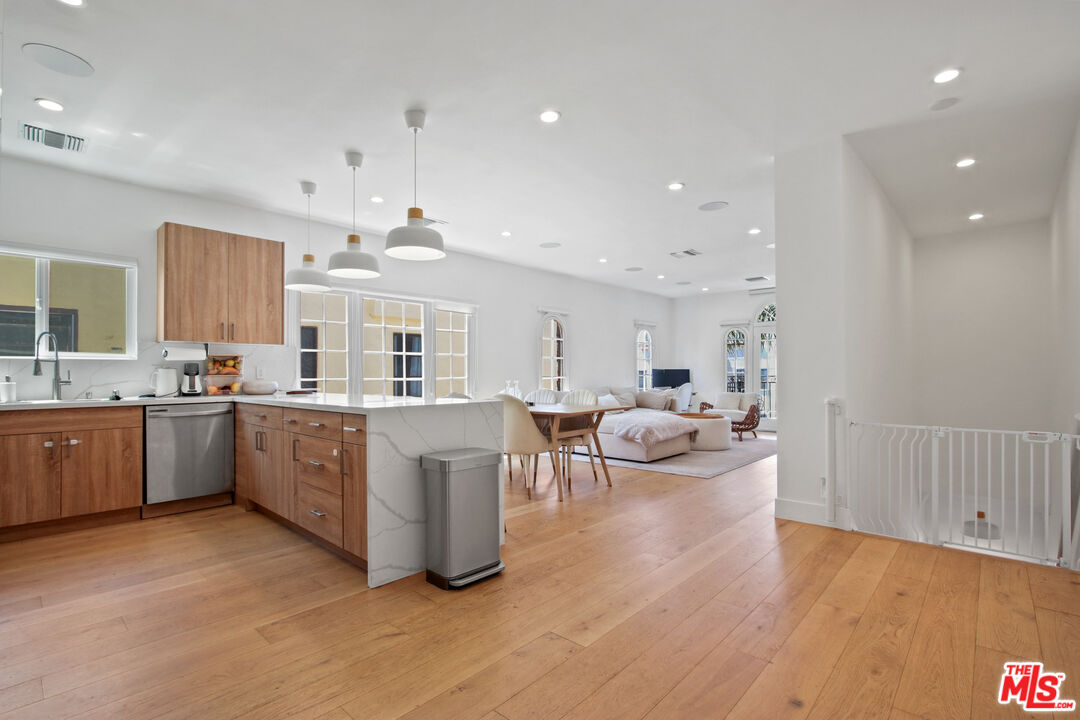424 N Gardner St Unit: 1/2