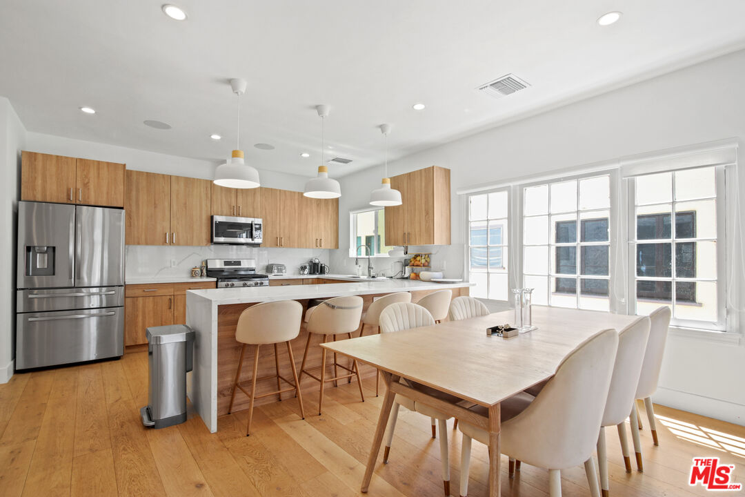 424 N Gardner St Unit: 1/2