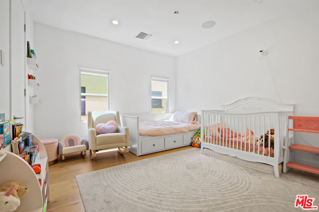 424 N Gardner St Unit: 1/2