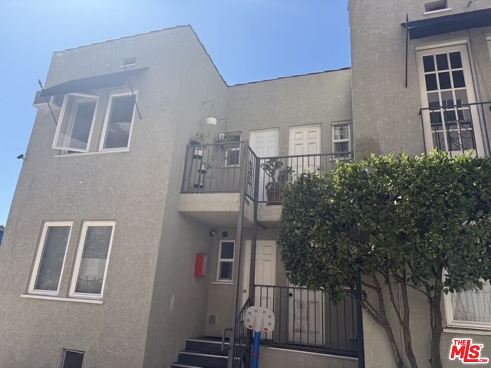 1754 N La Brea Ave