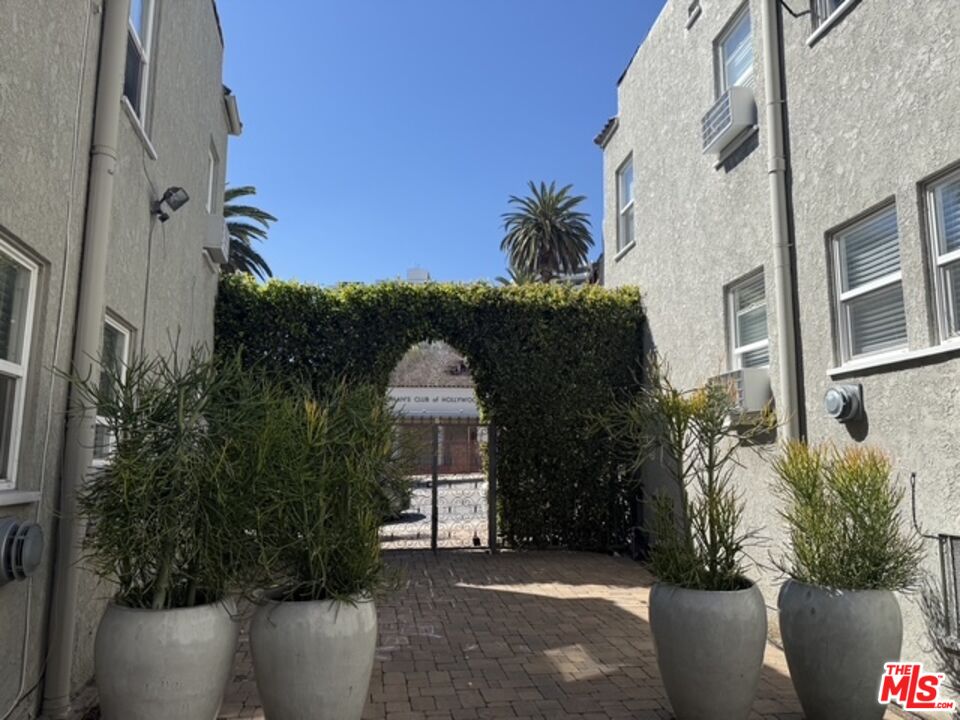 1754 N La Brea Ave