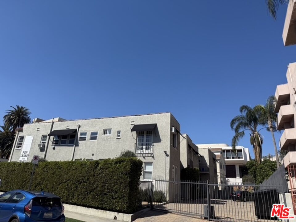 1754 N La Brea Ave