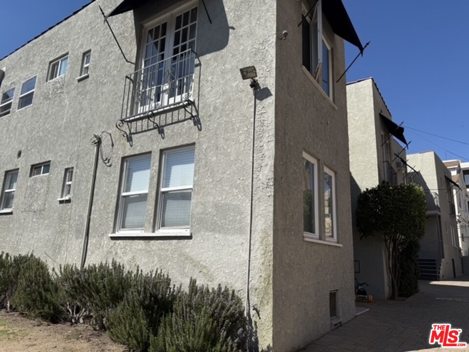 1754 N La Brea Ave