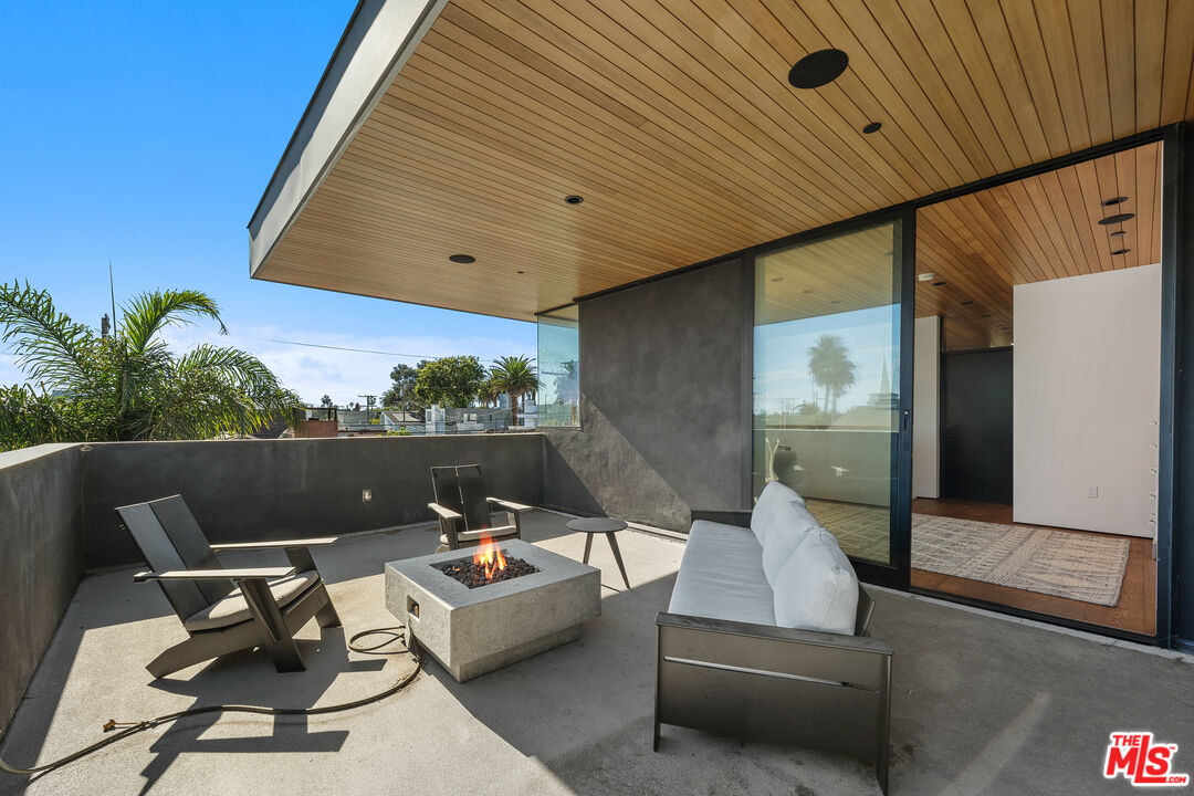 303 Windward Ave