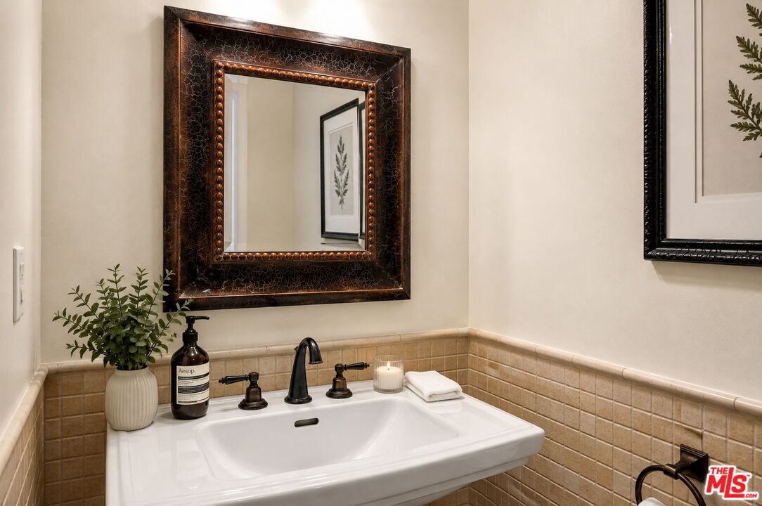 1050 N Edinburgh Ave Unit: 103