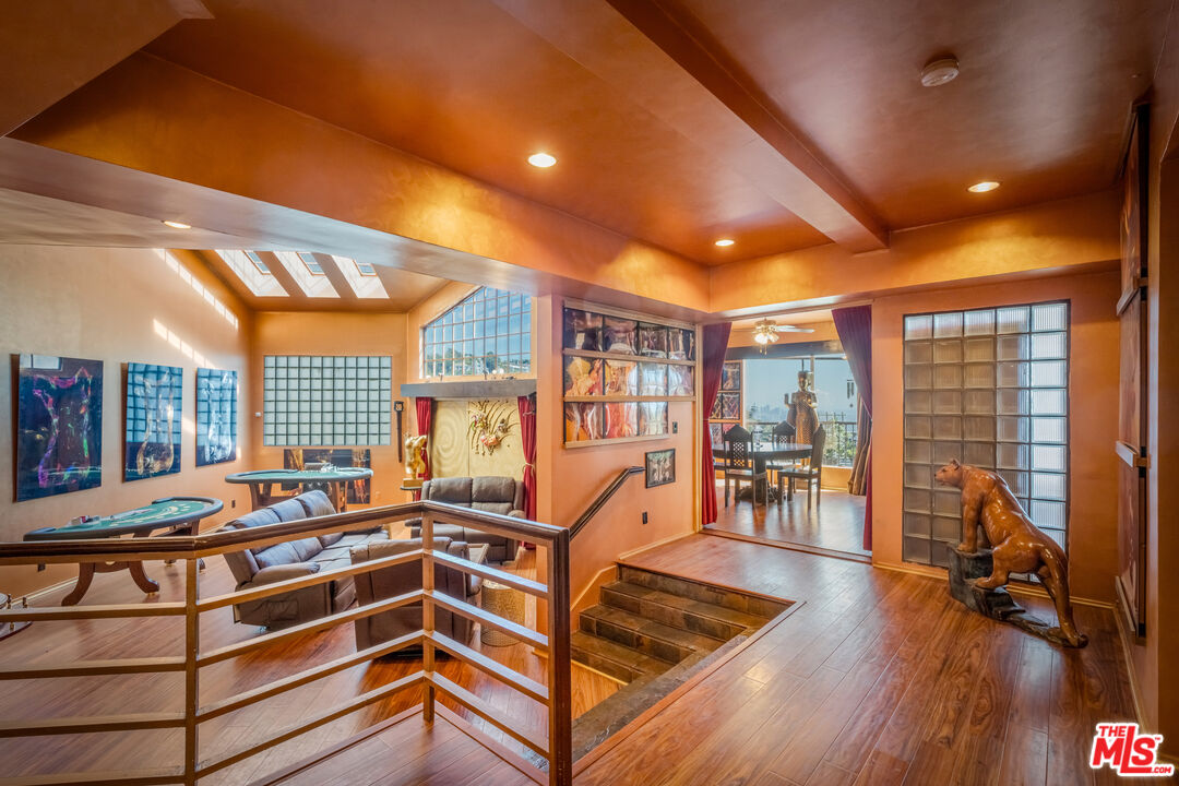 2189 Sunset Plaza Dr