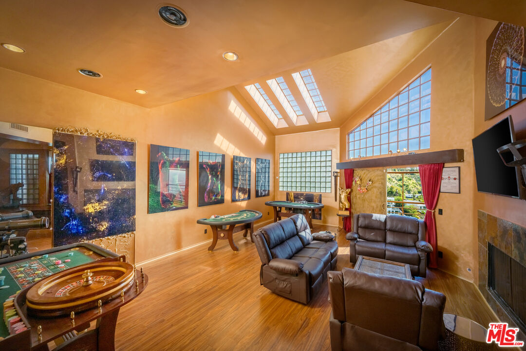 2189 Sunset Plaza Dr